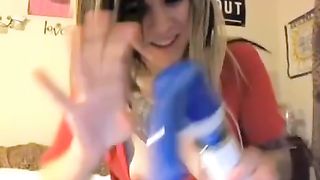 Bella cagna tatuata si diverte con i suoi vibratori