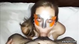 Sgualdrina mascherata succhia un cazzo fantastico