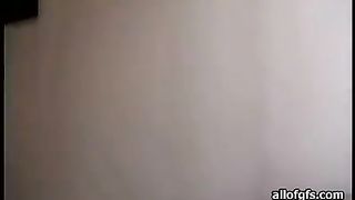 Pretty teen fa pompino molto profondo al suo boy