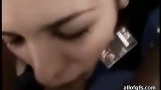 Pretty teen fa pompino molto profondo al suo boy