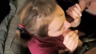 Teenager succhia due cazzi duri contemporaneamente