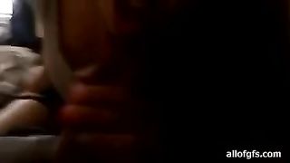 Brunetta dai capelli lunghi succhia e sega con passione