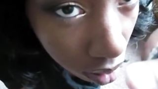 Moglie nera obbediente si lascia sborrare in faccia dal marito