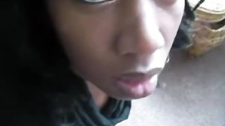 Moglie nera obbediente si lascia sborrare in faccia dal marito