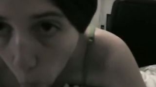 Anteprima del video: Ragazza carina succhia un cazzo prima di farci un giro sopra