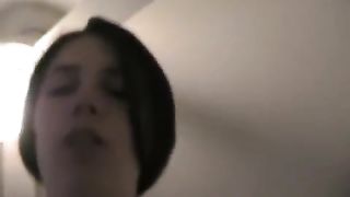 Ragazza carina succhia un cazzo prima di farci un giro sopra