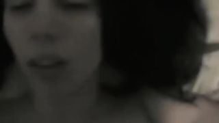 Ragazza carina succhia un cazzo prima di farci un giro sopra