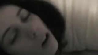 Ragazza carina succhia un cazzo prima di farci un giro sopra