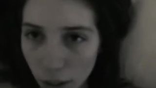 Ragazza carina succhia un cazzo prima di farci un giro sopra