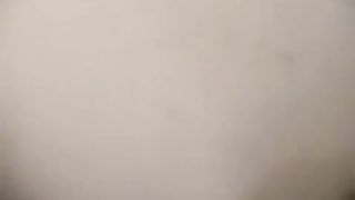 Ragazza carina succhia un cazzo prima di farci un giro sopra