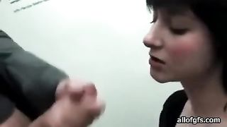 Meretrice scopata e sborrata alla toilette