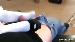 Footjob da ragazza in calzini bianchi