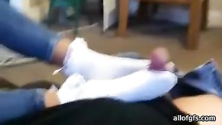 Footjob da ragazza in calzini bianchi