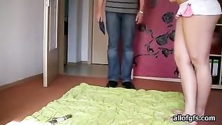 Pompino da brunetta amatoriale in minigonna