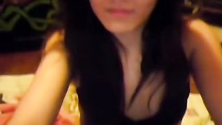 Bruna seduttrice si accarezza il corpo