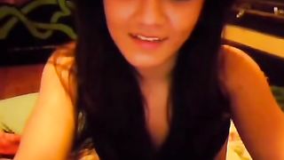 Bruna seduttrice si accarezza il corpo