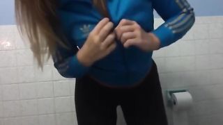 Video spogliarello sexy in bagno