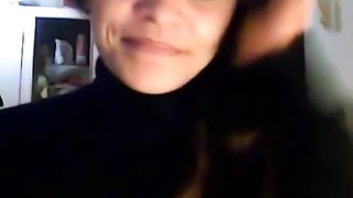 Incredibile camgirl succhia un dildo e mostra il suo culo in webcam