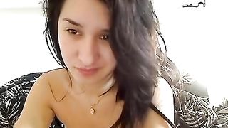 Languida girl amatoriale mostra il suo corpo in cam