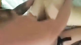 Calda performance con tre lesbiche che giocano con uno strapon