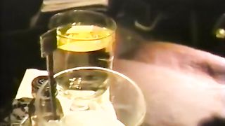 Bella porcellona inculata nella vasca da bagno