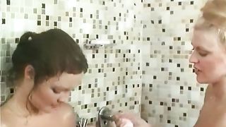 Lesbiche si scopano la figa con la lingua a vicenda