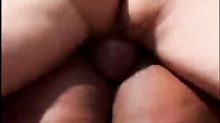 Uomo d'affari scopa chica nera in piscina