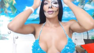 Trans carina mostra le sue poppe in cam