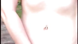 Rossa caldissima si solletica la figa