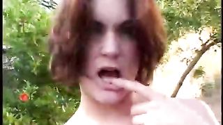 Rossa caldissima si solletica la figa