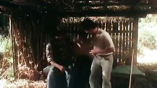 Chica eccitata scopata da due diversi ragazzi