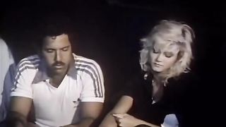 Bionda sveglia ama il sesso outdoor