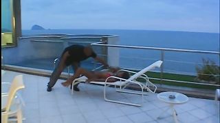 Puttana ebony prende un grosso cazzo nero nella sua bocca affamata