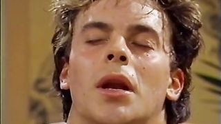 Un tizio si diverte con due slut