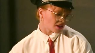 Matura poliziotta  sculaccia il culo sodo di bella ragazza