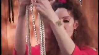 Bionda nuda legata frustata da mistress rossa