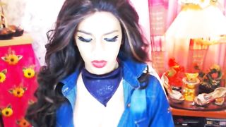 Bella shemale inserisce un grosso dildo nel suo culo