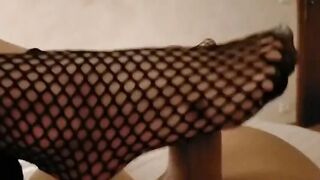 Anteprima del video: Sesso coi piedi con le calze a rete della befana