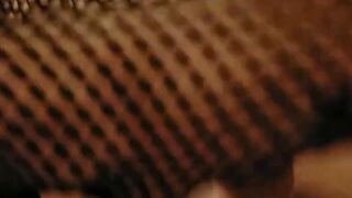 Sesso coi piedi con le calze a rete della befana