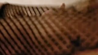 Sesso coi piedi con le calze a rete della befana