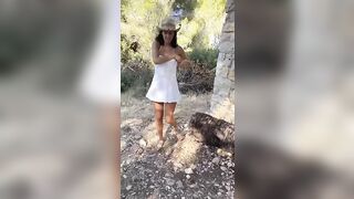 Moglie italiana succhia il cazzo al bull nella natura