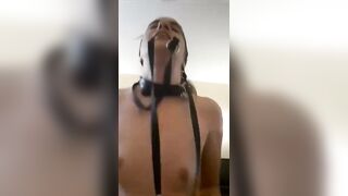 Troia al guinzaglio al galoppo sul mio cazzone