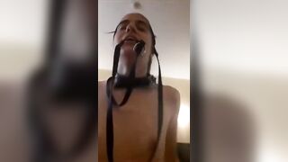 Troia al guinzaglio al galoppo sul mio cazzone