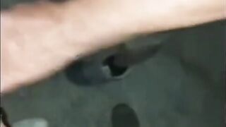 Mia moglie che succhia i cazzi di due guardoni l'altra notte