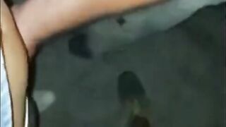 Mia moglie che succhia i cazzi di due guardoni l'altra notte