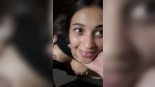 Compagna di classe zoccola si diverte in pubblico