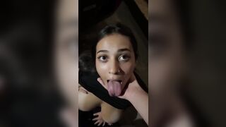 Compagna di classe zoccola si diverte in pubblico