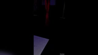 Porta la sua zoccola a succhiare cazzi al glory hole