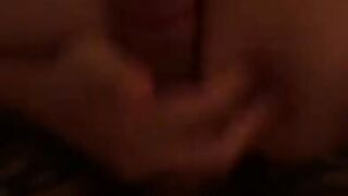 Mia moglie mi sega il cazzo tra le tette sode