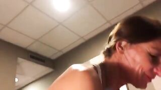 MOGLIE MATURA PUTTANA lo succhia ancora da dio